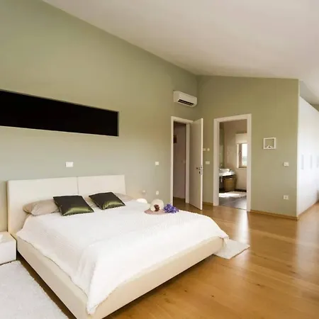 Βίλα Sunny Summer House 4* Ρόβινι